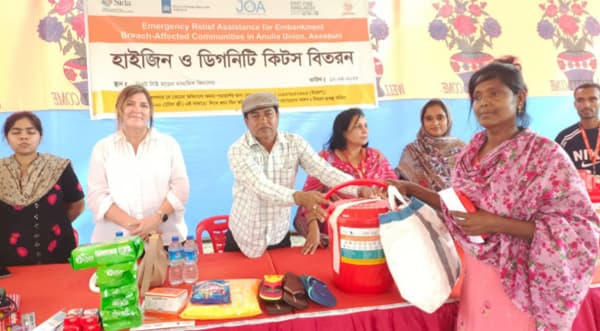 আনুলিয়ায় বেড়িবাঁধ ভাঙনে ক্ষতিগ্রস্তদের নগদ সহায়তা
