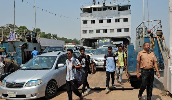 ঈদে ঘরমুখো মানুষের ঢল, দুই দিনে ঢাকা ছাড়লেন ৪১ লাখ