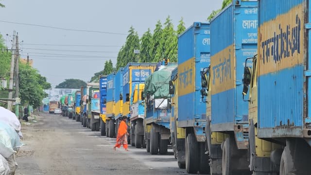 দৌলতদিয়ায় ঘাট সংকটে যানবাহনের দীর্ঘ সারি