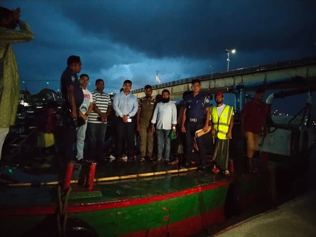 পটুয়াখালীতে অবৈধ বালু উত্তোলন: ৫ ব্যক্তির জরিমানা ও কারাদণ্ড