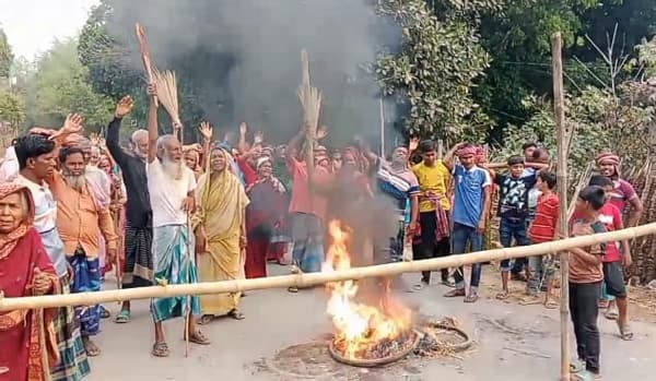 গাংনীতে ইউপি চেয়ারম্যান ও মেম্বরের বিরুদ্ধে ঝাটা মিছিল