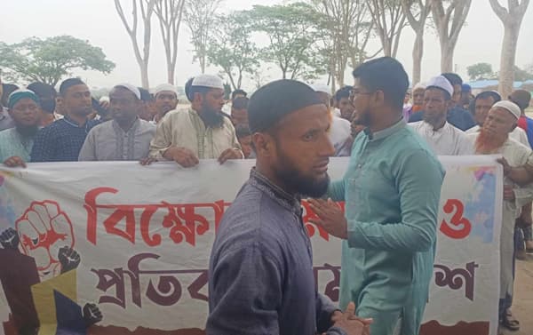মাদক ব্যবসায়ীদের বিরুদ্ধে খাঁটিহাতায় প্রতিবাদ, স্লোগানে উত্তাল