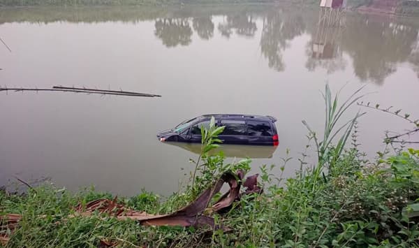 কালিয়াকৈরে অর্ধ-ডুবন্ত রহস্যজনক মাইক্রো উদ্ধার
