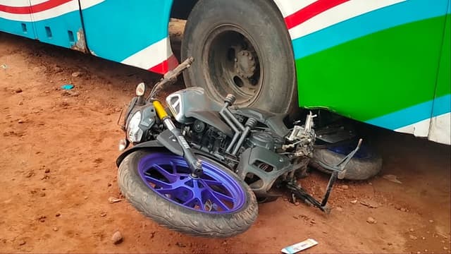 দৌলতদিয়া ঘাটে বাসের ধাক্কায় দুই মোটরসাইকেল আরোহী আহত