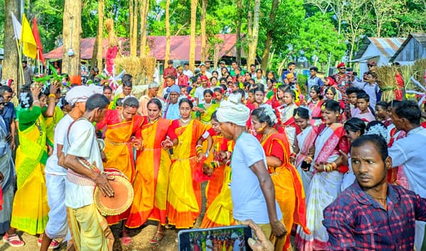 শ্রীমঙ্গলে চা শ্রমিকদের অংশগ্রহণে বর্ণিল ‘ফাগুয়া উৎসব’ উদযাপন
