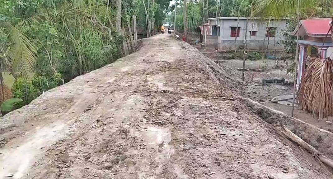 পটুয়াখালীতে বেড়িবাঁধ নির্মাণে অনিয়মের অভিযোগ