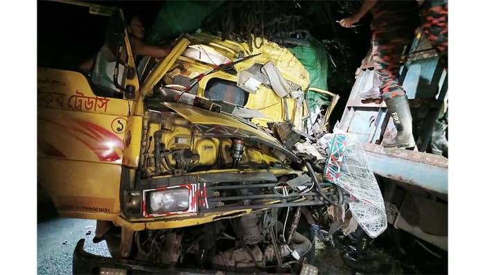 বরিশালে দুই ট্রাকের মুখোমুখি সংঘর্ষ, পথচারীসহ দুইজন নিহত