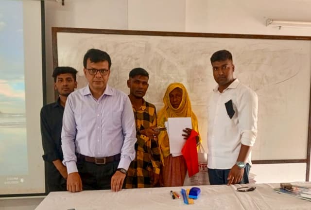  নওগাঁয় ক্যান্সার আক্রান্ত খলিলের পাশে দাঁড়ালেন ছাত্রনেতা জুনাইদ