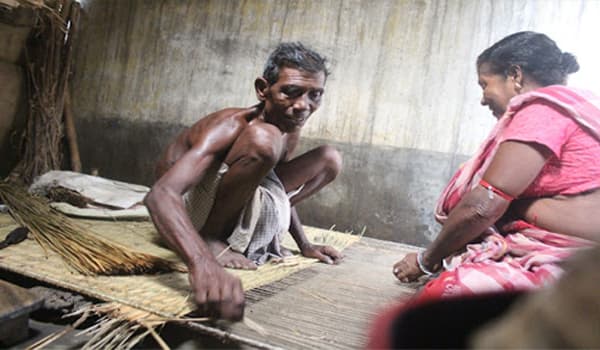 আশাশুনিতে কাঁচামালের সংকটে হারাচ্ছে গ্রামীণ মাদুরের ঐতিহ্য