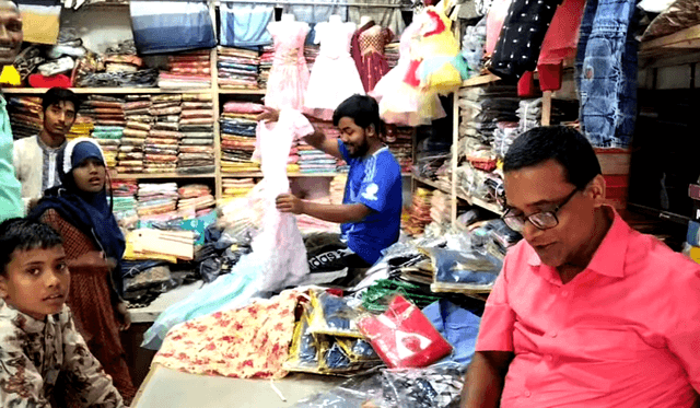 আশাশুনিতে ঈদ বাজারে উপচে পড়া ভিড়, দাম নিয়ে মিশ্র প্রতিক্রিয়া