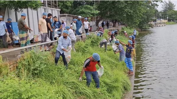 মাদারীপুরে স্ট্রিট ফুড ব্যবসায়ীদের পরিচ্ছন্নতা অভিযান