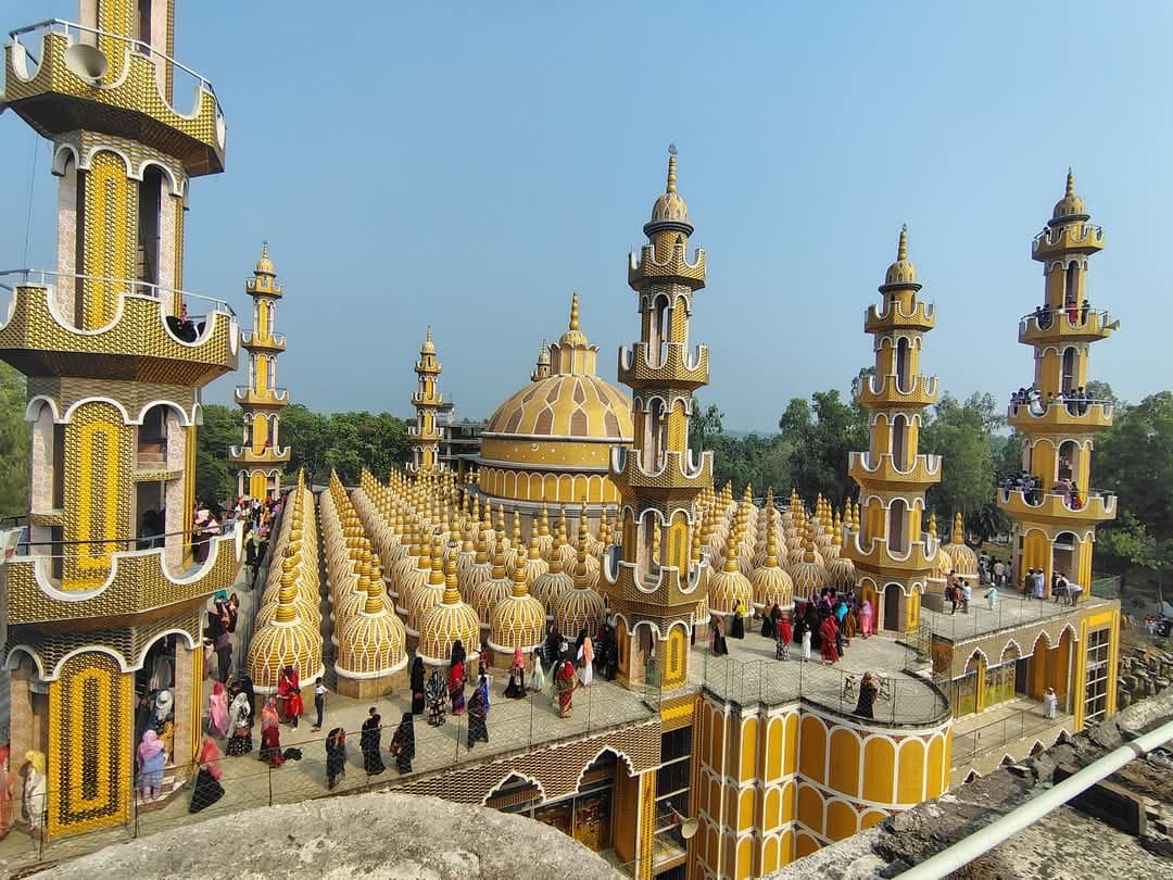 ঈদে টাঙ্গাইলের ২০১ গম্বুজ মসজিদে দর্শনার্থীদের ভিড়