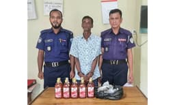 ১০ বোতল মদ ও গাঁজাসহ ধরা পড়লেন বড়লেখার মুজিবুর