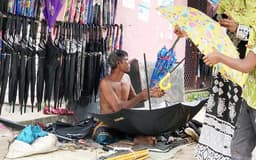 আত্রাইয়ে হারিয়ে যাচ্ছে ঐতিহ্যবাহী ছাতা মেরামতের পেশা