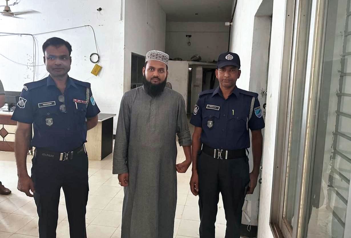 খালেদা জিয়াকে নিয়ে কুরুচিপূর্ণ মন্তব্য, আশুলিয়ায় ইমাম গ্রেফতার  