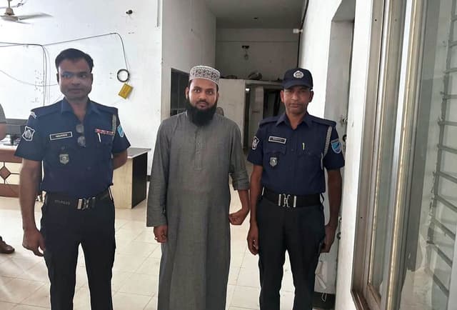 খালেদা জিয়াকে নিয়ে কুরুচিপূর্ণ মন্তব্য, আশুলিয়ায় ইমাম গ্রেফতার  