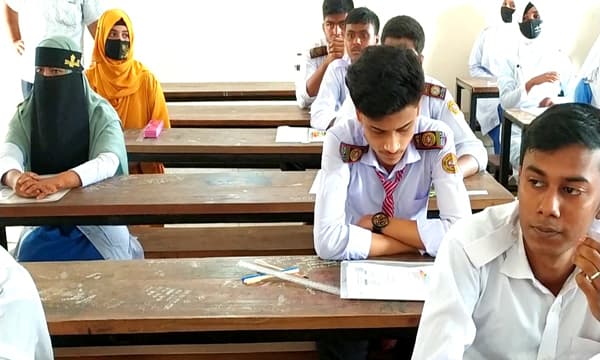 হাকিমপুরে শান্তিপূর্ণ পরিবেশে এসএসসি পরীক্ষা শুরু