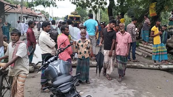 ভূরুঙ্গামারীতে সরকারী মূল্যে সার না পেয়ে সড়ক অবরোধ কৃষকদের