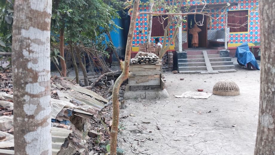 রাজাপুরে গাছ কাটাকে কেন্দ্র করে উত্তেজনা