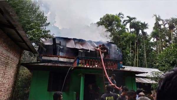 মির্জাগঞ্জে গ্যাসের চুলা থেকে আগুন, বসতঘর পুড়ে ছাঁই