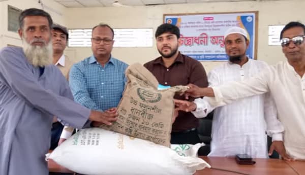 পাঁচবিবিতে কৃষি প্রণোদনা কর্মসূচির আওতায় বীজ ও সার বিতরণ