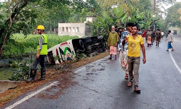 ঝালকাঠিতে দ্রুতগতির সাকুরা পরিবহনের বাস খাদে, আহত ১৩