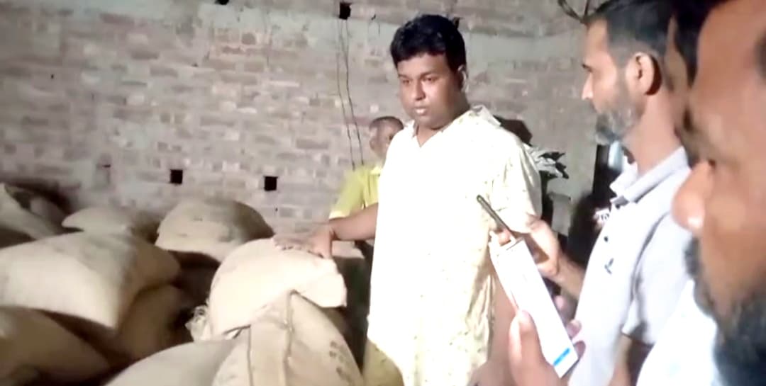 হাকিমপুরে খাদ্যবান্ধব কর্মসূচির ৫ মেঃ টন চাল ও ১০৪টি বস্তা জব্দ