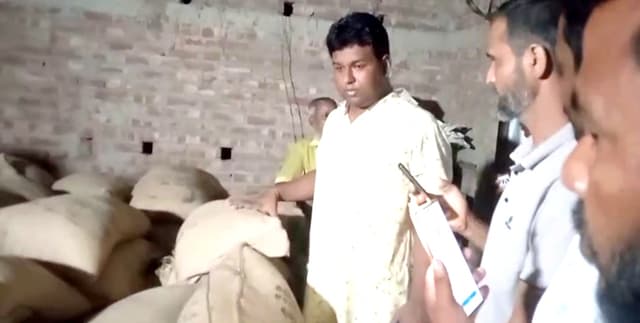 হাকিমপুরে খাদ্যবান্ধব কর্মসূচির ৫ মেঃ টন চাল ও ১০৪টি বস্তা জব্দ