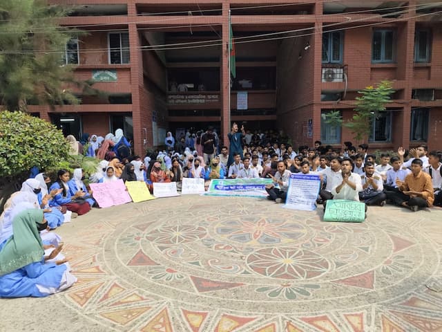 শিক্ষার্থীদের ৮ দফা দাবিতে নোয়াখালী এটিআইয়ে ক্লাস-পরীক্ষা বর্জন  