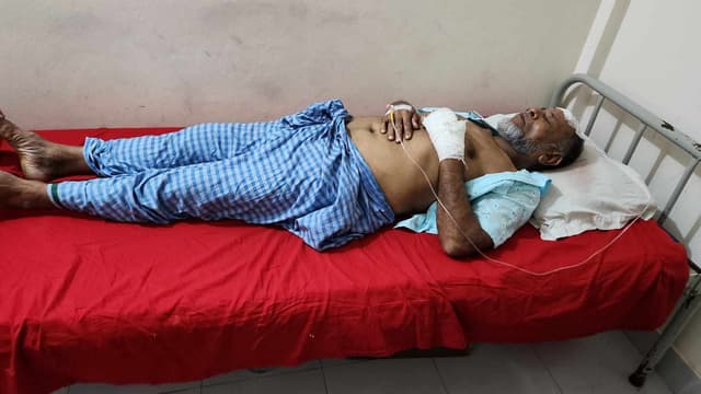 নোয়াখালীতে সৌদি প্রবাসীর বাড়িতে ডাকাতি, গৃহকর্তাকে কুপিয়ে জখম