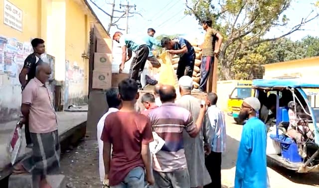 হাকিমপুর হিলিতে ফ্যামিলি কার্ডে স্বল্পমূল্যে টিসিবি পণ্য বিক্রয় শুরু