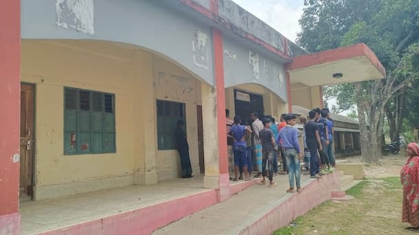 বিদ্যালয়ের প্রধান শিক্ষকের দ্বন্দ্বে বিপাকে শিক্ষার্থী-অভিভাবক