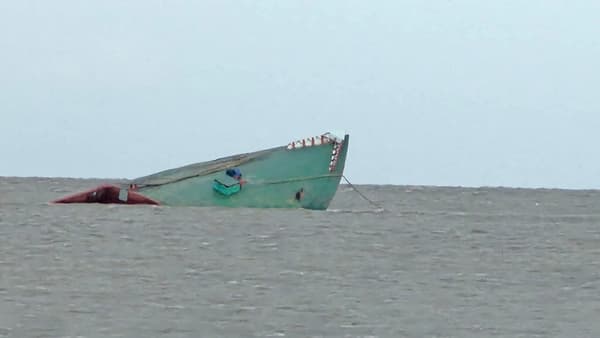 দৌলতদিয়ায় তীব্র স্রোতে বালুবাহী বাল্কহেড ডুবি, প্রাণে রক্ষা