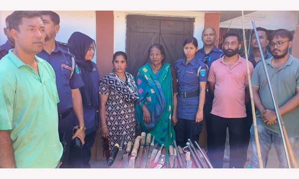 মৌলভীবাজারে বিপুল অস্ত্রসহ দুই নারী আটক
