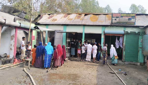 জামালপুরে ভয়াবহ অগ্নিকাণ্ড, ৮ দোকান পুড়ে ছাই