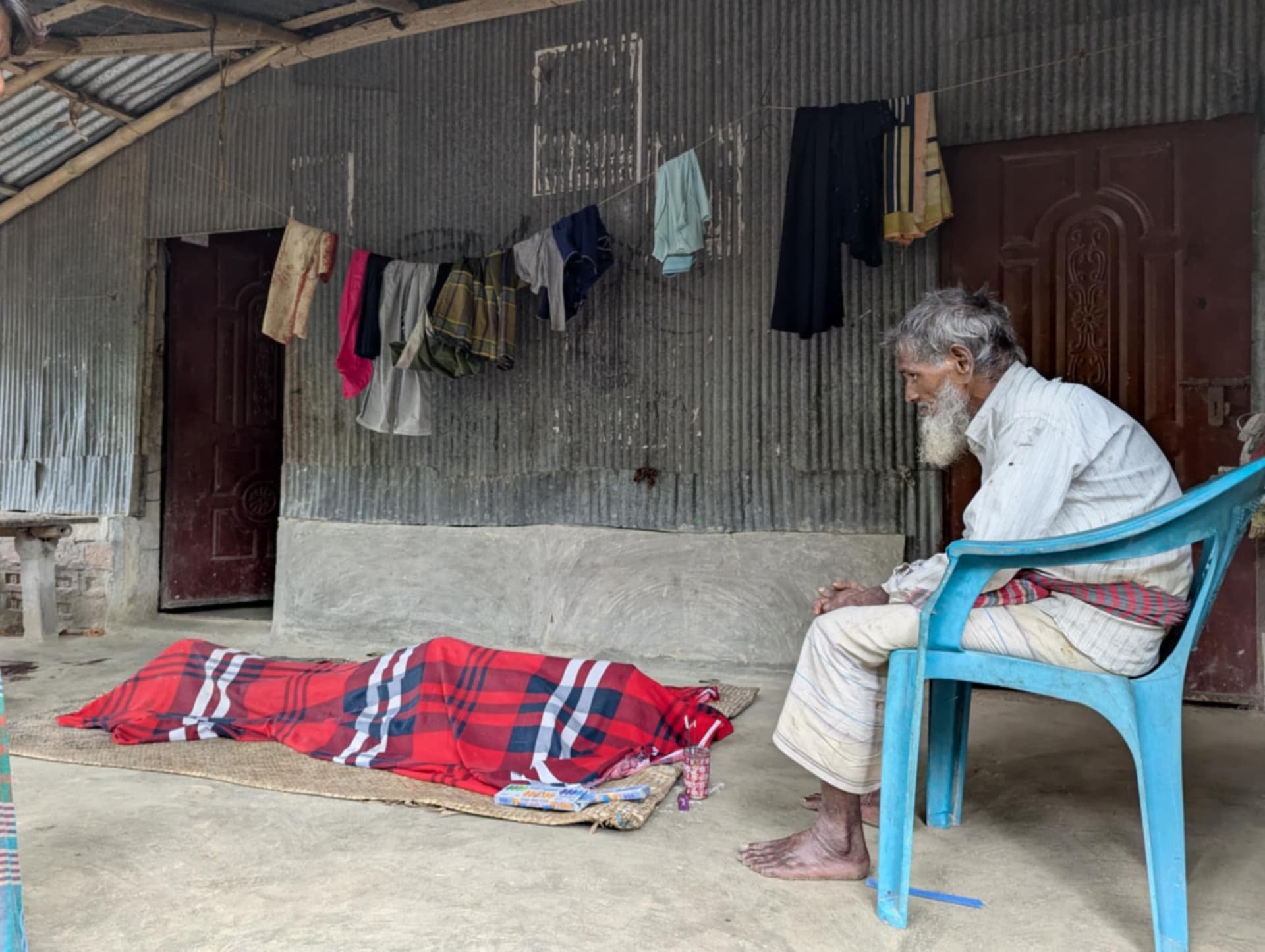 স্ত্রীকে ওষুধ আনতে পাঠিয়ে স্বামীর আত্মহত্যা