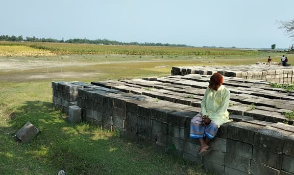 ভূরুঙ্গামারীতে বাঁধ নির্মাণে অনিশ্চয়তা, আতঙ্কে এলাকাবাসী