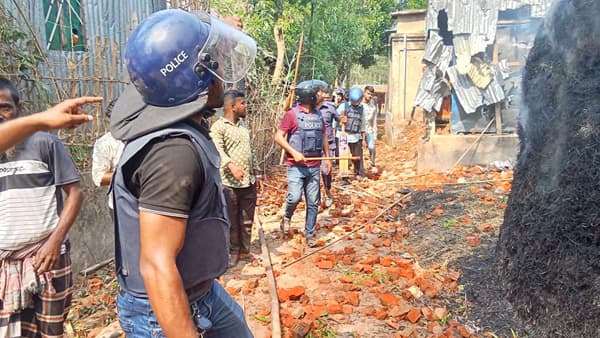 সরকারি টিউবওয়েলের পানি নিয়ে রক্তক্ষয়ী সংঘর্ষে পুলিশসহ আহত অর্ধশতাধিক 