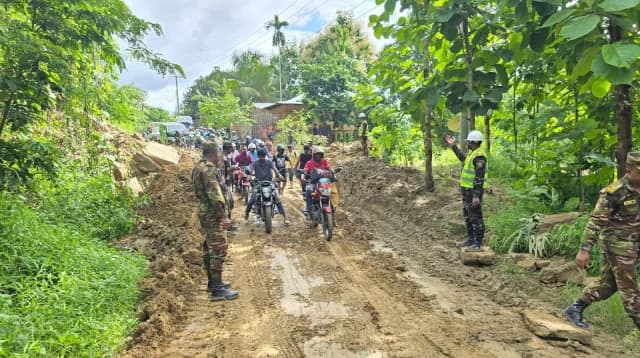 সাজেকে পাহাড় ধসে আটকা ৪২৫ পর্যটক, ১০ ঘণ্টা পর সচল যোগাযোগ