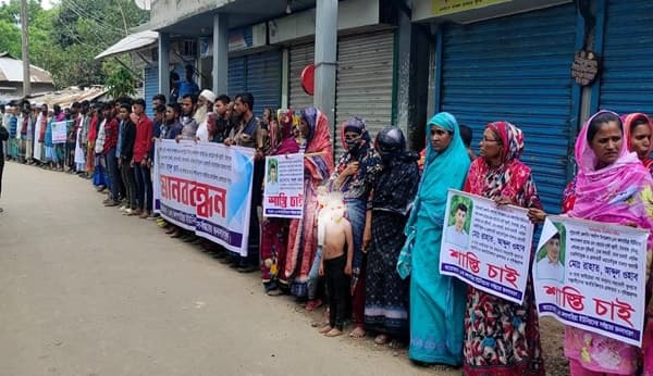 গলাচিপায় সন্ত্রাসীদের গ্রেপ্তারের দাবিতে মানববন্ধন