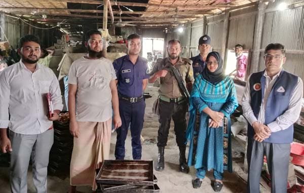 নাটোরে বিস্কুটে ময়লা, কেকে ফাঁকি! জরিমানা গুনল তিন বেকারী
