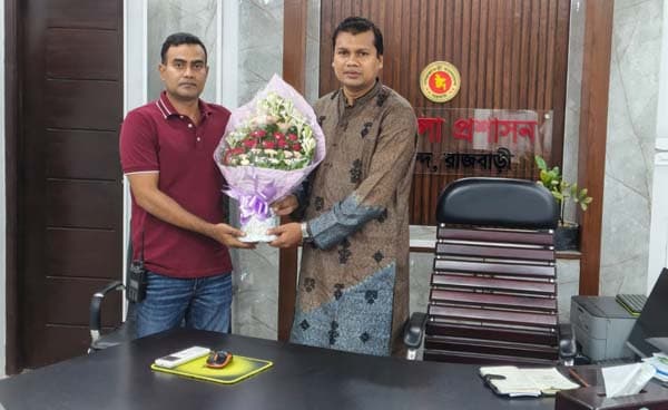 গোয়ালন্দে নবাগত ওসিকে ইউএনও'র ফুলেল শুভেচ্ছা 