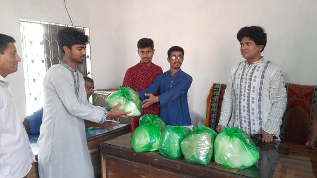 হিলিতে শ্রমিকদের মাঝে ঈদ উপহার, আনন্দে কর্মীরা