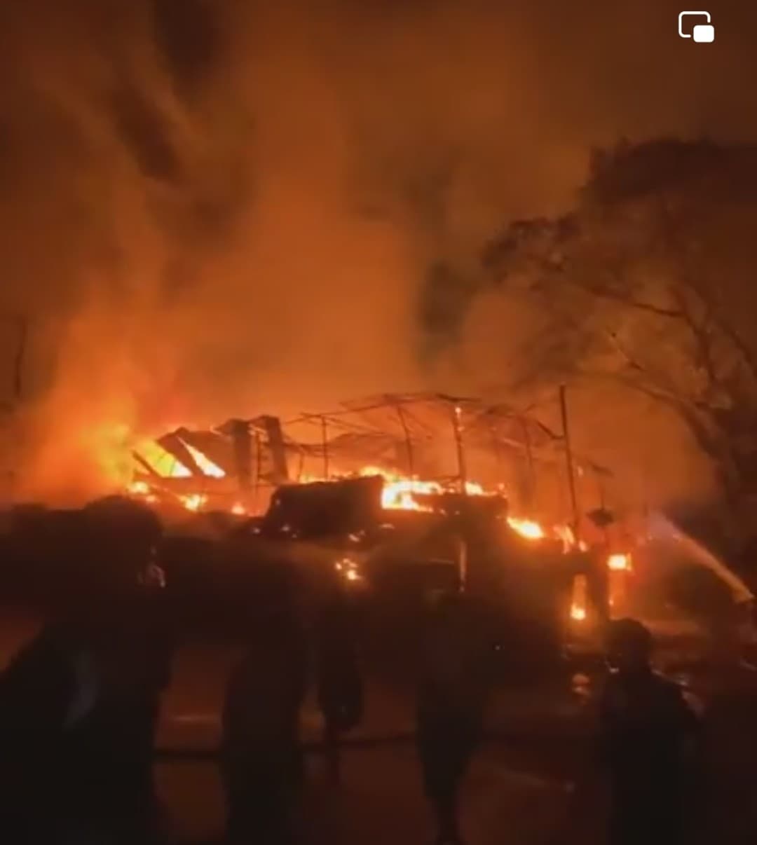 নোয়াখালীর সেনবাগে অগ্নিকাণ্ডে ১১টি দোকান ও কারখানা পুড়ে ছাই