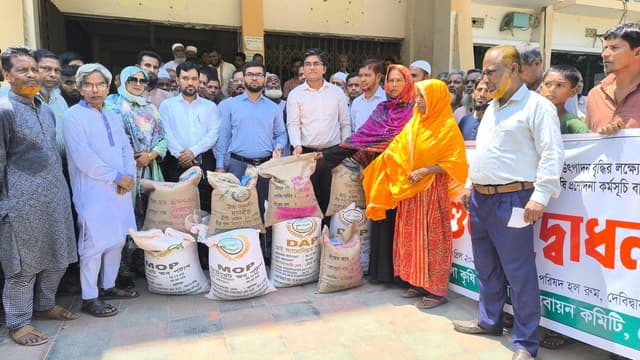 দেবীদ্বারে ৭ হাজার প্রান্তিক কৃষকের মাঝে প্রণোদনার সার-বীজ বিতরণ