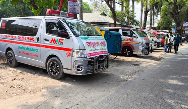 ৪ দফা দাবিতে জামালপুরে অ্যাম্বুলেন্স চালকদের ধর্মঘট