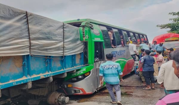 সোনাইমুড়ীতে বাস-ট্রাক দুর্ঘটনায় চালক নিহত, আহত ১২
