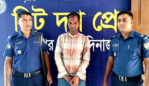 হিলিতে জনতার হাতে আটক ভূয়া পুলিশ সদস্য 