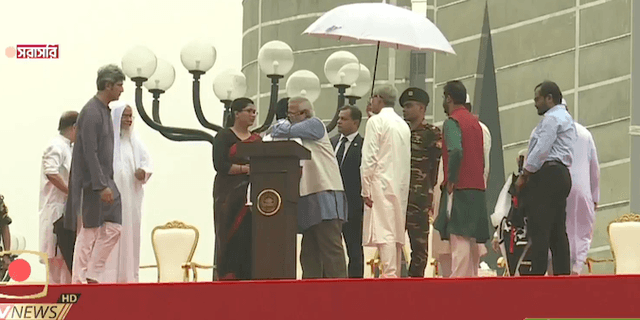 ঐতিহাসিক‘জুলাই ঘোষণাপত্র’ পাঠ শেষ করে সকলের সাথে কুশল বিনিময় করছেন প্রধান উপদেষ্টা