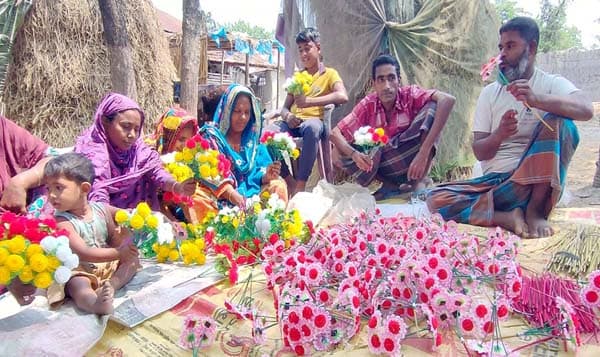 বৈশাখে রঙ ছড়াতে ব্যস্ত জামগ্রামের ফুলের কারিগর